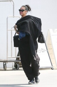 rihanna-at-lax-in-los-angeles-05-26-2023-6.jpg