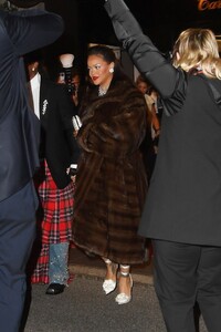 rihanna-heads-to-the-2023-met-gala-in-new-york-05-01-2023-0.jpg