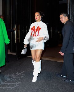 rihanna-night-out-style-new-york-05-04-2023-2.jpg