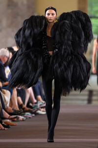 schiaparelli-fall-2023-couture-fashion-show-the-impression-016.thumb.jpg.42f8756b868e90dc8ddc8f5472ca6d70.jpg