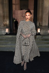 shay-mitchell-arrives-at-valentino-fashion-show-aat-pfw-in-paris-03-05-2023-1.thumb.jpg.ab60497ce46a6d118cf91fd7e9226957.jpg