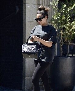 shay-mitchell-leaves-a-skincare-clinic-in-los-angeles-08-12-2022-6.thumb.jpg.2f9825b71753f478713e07425b47b2b0.jpg