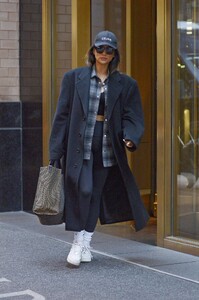 shay-mitchell-leaves-her-hotel-in-new-york-11-18-2021-2.thumb.jpg.b1cbe354165a2fc8c86e1c22e9efc6f8.jpg