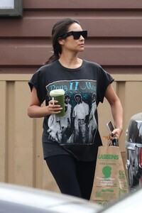 shay-mitchell-out-for-groceries-at-lassens-in-los-angeles-09-08-2022-4.jpg
