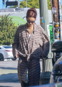 shay-mitchell-out-for-lunch-in-silver-lake-09-29-2022-1.jpg