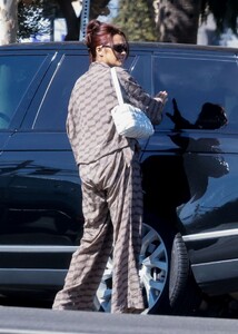 shay-mitchell-out-for-lunch-in-silver-lake-09-29-2022-3.jpg
