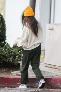 shay-mitchell-out-for-pizza-with-friends-in-west-hollywood-01-17-2022-4.thumb.jpg.5afc25b75aab122b7919fc9bc04aceae.jpg