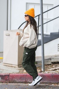 shay-mitchell-out-for-pizza-with-friends-in-west-hollywood-01-17-2022-5.thumb.jpg.a4b371dece935cf19bbd15241f58c84c.jpg