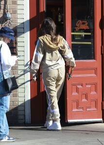 shay-mitchell-out-picks-up-lunch-in-los-feliz-02-05-2022-0.thumb.jpg.8e70ed77877cf78a56ca2b9c5e897cb9.jpg