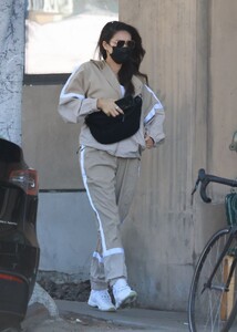 shay-mitchell-out-picks-up-lunch-in-los-feliz-02-05-2022-2.thumb.jpg.dc51fc16009817525d7dd48f68339d83.jpg
