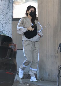 shay-mitchell-out-picks-up-lunch-in-los-feliz-02-05-2022-6.thumb.jpg.9d39d45b1910919a7f9ce304a11aae24.jpg