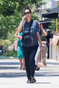 shay-mitchell-out-shopping-groceries-in-los-angeles-07-09-2023-6.jpg