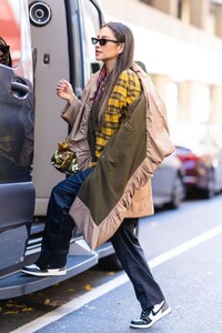 shay-mitchell-out-with-a-friend-in-new-york-12-12-2021-3.jpg
