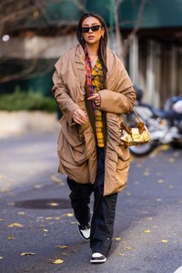shay-mitchell-out-with-a-friend-in-new-york-12-12-2021-4.jpg