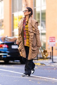 shay-mitchell-out-with-a-friend-in-new-york-12-12-2021-5.jpg