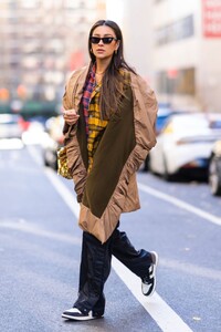 shay-mitchell-out-with-a-friend-in-new-york-12-12-2021-6.jpg