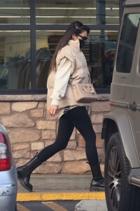shay-mitchell-shopping-at-a-grocery-store-in-los-feliz-01-18-2022-1.thumb.jpg.fd65a81590efaff33938825130994b58.jpg