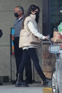 shay-mitchell-shopping-at-a-grocery-store-in-los-feliz-01-18-2022-3.thumb.jpg.e3cd0fea286c709bbc32ff594e4b0158.jpg