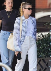sofia-richie-out-at-south-beverly-grill-in-beverly-hills-07-17-2023-6.jpg