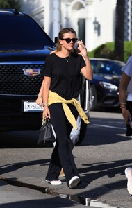 sofia-richie-out-for-breakfast-in-beverly-hills-07-19-2023-1.jpg