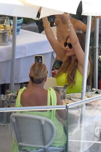 sofia-vergara-out-for-lunch-at-conca-del-sogno-restaurant-in-nerano-07-15-2023-4.jpg