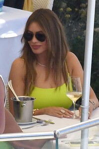 sofia-vergara-out-for-lunch-at-conca-del-sogno-restaurant-in-nerano-07-15-2023-6.jpg