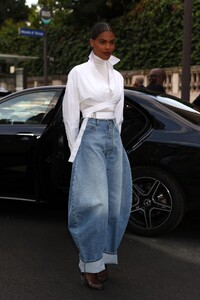 tina-kunakey-leaves-azzedine-alaia-haute-couture-show-in-paris-07-02-2023-2.jpg