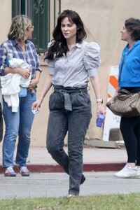 zooey-deschanel-and-jonathan-scott-arrives-at-her-daughter-s-play-in-los-angeles-05-21-2023-1.jpg