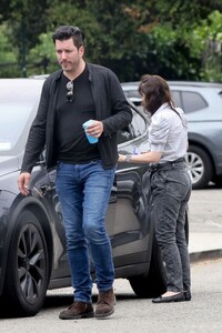 zooey-deschanel-and-jonathan-scott-arrives-at-her-daughter-s-play-in-los-angeles-05-21-2023-2.jpg