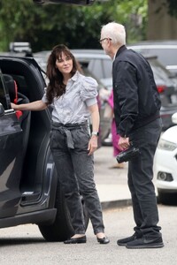 zooey-deschanel-and-jonathan-scott-arrives-at-her-daughter-s-play-in-los-angeles-05-21-2023-3.jpg