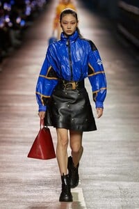 00001-louis-vuitton-prefall-2023-credit-gorunway.thumb.jpg.1a1f90e431217c463ca8efab96405dba.jpg