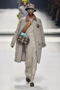 00002-fendi-resort-2023-ready-to-wear-credit-gorunway.thumb.jpg.74b5ab06c6dce260036344eca8f4d814.jpg
