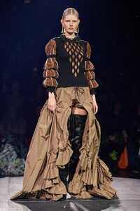 00004-andreas-kronthaler-for-vivienne-westwood-spring-2023-ready-to-wear-credit-gorunway.thumb.jpg.272cf06c41f45576d4e7c901e39301d3.jpg