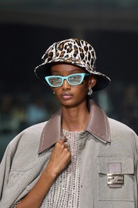 00005-fendi-resort-2023-details-credit-gorunway.thumb.jpg.bf28a510046e256e271acd97d9c3d7b4.jpg