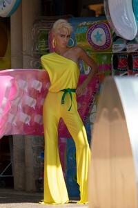 00007-alexandre-vauthier-spring-2023-ready-to-wear-credit-brand.thumb.jpg.7ff73656e20cabf1f06423adfa04b8ca.jpg