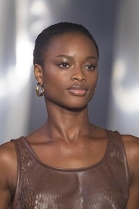00007-bally-spring-2023-ready-to-wear-details-credit-brand.thumb.jpg.aa6510faf96617606f62ae6f264d05c0.jpg