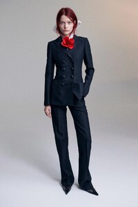 00007-philosophy-di-lorenzo-serafini-pre-fall-2023-credit-brand.thumb.jpg.902995ab20b7841d634c8c1a7c97117d.jpg