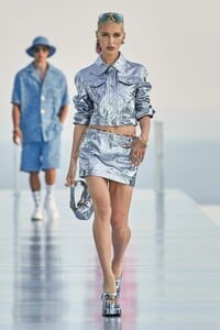00008-versace-prefall-2023-credit-gorunway.thumb.jpg.8ce915896ff73fb489e2c6eae0d7e8c7.jpg