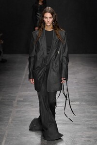 00011-ann-demeulemeester-spring-2023-ready-to-wear-credit-gorunway.thumb.jpg.dc065cf124b60725a423949b971a7f00.jpg