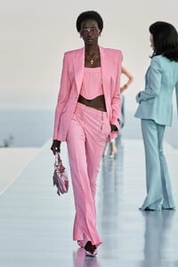 00011-versace-prefall-2023-credit-gorunway.thumb.jpg.5d73e6653f49ec2fc6e1a7726b6ef7f3.jpg