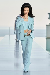 00012-versace-prefall-2023-credit-gorunway.thumb.jpg.8cb3370995701c5ef043f7bad046bb9b.jpg