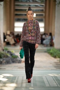 00014-chanel-pre-fall-2023-credit-brand.thumb.jpg.e4f69c2632080a8c558cceeaf6b7e138.jpg