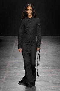 00021-ann-demeulemeester-spring-2023-ready-to-wear-credit-gorunway.thumb.jpg.22ac2a421ec2d1fe08104c746dcd09de.jpg