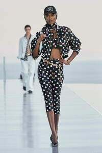 00021-versace-prefall-2023-credit-gorunway.thumb.jpg.74ddb2847324ac80e8f30fb6f06613e6.jpg