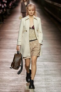 00024-louis-vuitton-prefall-2023-credit-gorunway.thumb.jpg.6750d4cccbcdc31d403bbbd91866fcbe.jpg