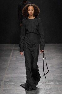 00028-ann-demeulemeester-spring-2023-ready-to-wear-credit-gorunway.thumb.jpg.39297d327aebbd6d28b803b5dccc6429.jpg