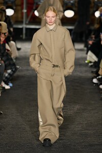 00029-sacai-pre-fall-2023-credit-gorunway.thumb.jpg.e4957fb84ce06a9d402855be827b1cfd.jpg