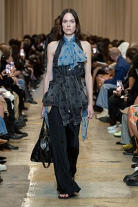 00035-burberry-spring-2023-ready-to-wear-credit-brand.thumb.jpg.3a4a7e51743b4033a4ef9b81ebbc163e.jpg