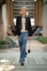 00037-chanel-pre-fall-2023-credit-brand.thumb.jpg.07560dffcd5812cf62960093ba699c47.jpg