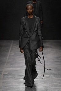 00039-ann-demeulemeester-spring-2023-ready-to-wear-credit-gorunway.thumb.jpg.5598e86b880dec6424fba82c758fb72e.jpg